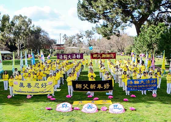 Image for article Los Angeles : Les pratiquants de Falun Dafa souhaitent un bon Nouvel An chinois à Maître Li