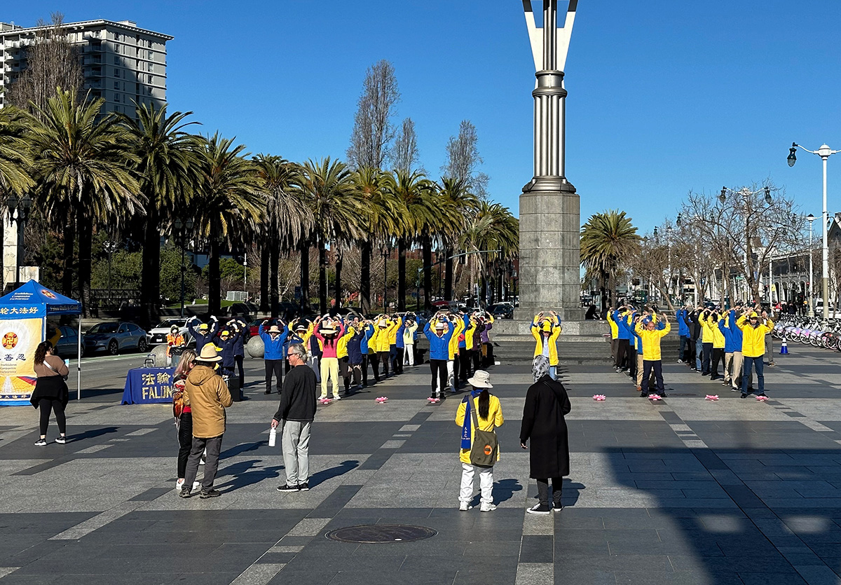 Image for article Californie : Des personnes désireuses de s’informer sur le Falun Dafa participent à une activité à San Francisco