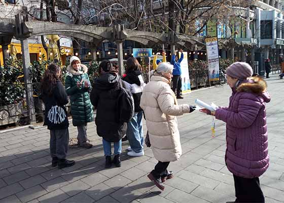Image for article Roumanie : Les pratiquants de Falun Dafa sensibilisent les gens à la persécution continue perpétrée par le PCC