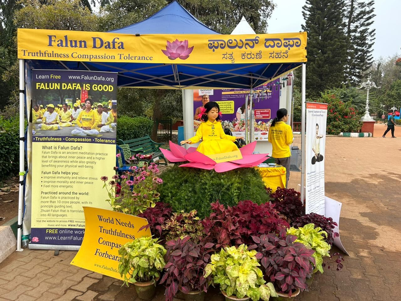 Image for article Inde : Les visiteurs découvrent la beauté du Falun Dafa à l’exposition florale de Lalbagh