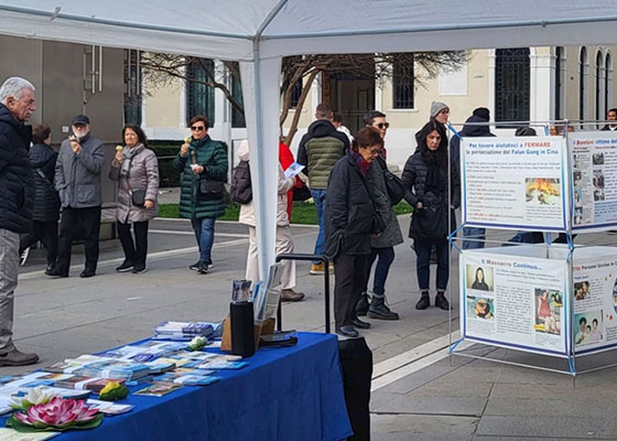 Image for article Italie : Des pratiquants présentent le Falun Dafa aux habitants de nombreuses villes