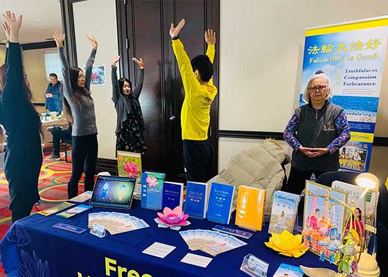 Image for article Toronto, Canada : Les visiteurs apprennent la pratique du Falun Dafa à l’Expo