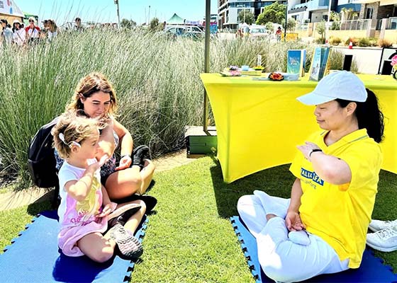Image for article Australie : Le Falun Dafa bien accueilli lors de l’événement communautaire Coogee Live à Perth