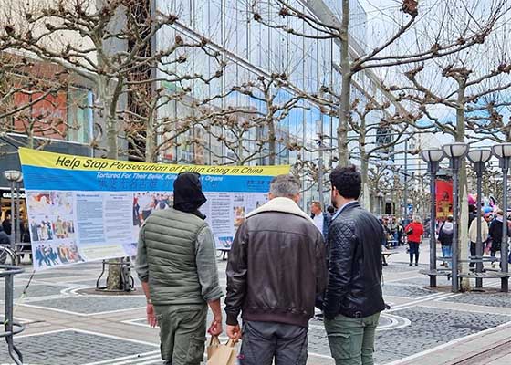 Image for article Des touristes chinois démissionnent des organisations communistes en Allemagne