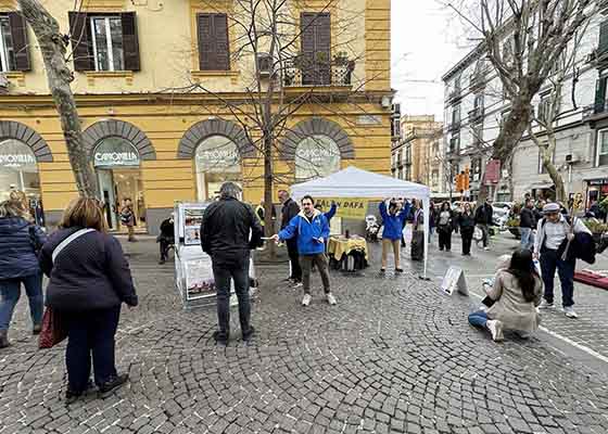 Image for article Les habitants de Naples apprennent les faits sur le Falun Gong