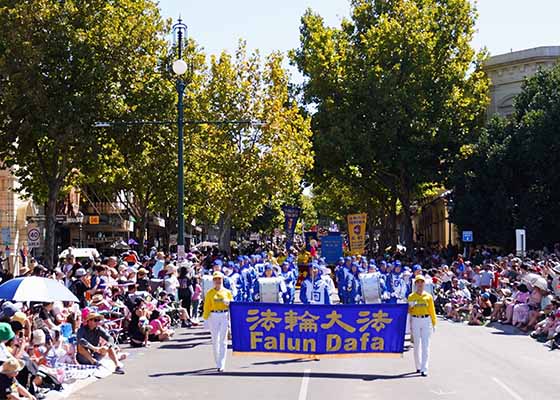 Image for article Bendigo, Australie : Le groupe du Falun Dafa participe au défilé du gala de Pâques