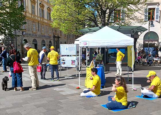 Image for article Italie : Présentation du Falun Dafa dans la ville côtière d’Ancône