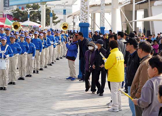 Image for article Corée du Sud : Présenter le Falun Dafa pendant la saison des cerisiers en fleurs dans la ville d’Incheon