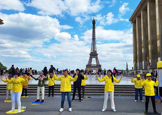 Image for article France : Manifestation près de la tour Eiffel pour commémorer l’Appel pacifique du 25 avril