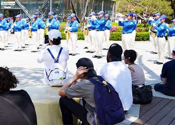 Image for article Corée du Sud : Les habitants de Séoul félicitent le Tian Guo Marching Band