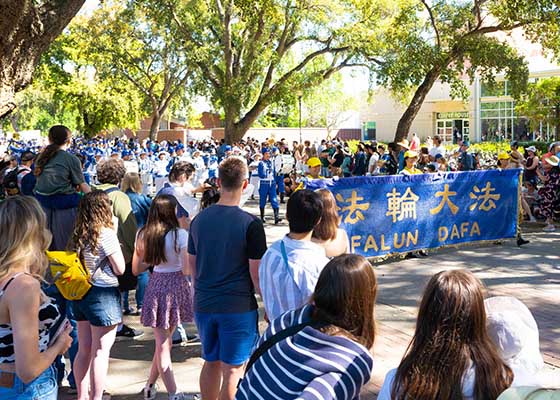 Image for article Californie, États-Unis : Des pratiquants de Falun Dafa participent au défilé de la Journée du pique-nique à l’Université de Californie à Davis