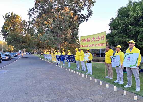 Image for article Perth, Australie : Lors d’activités marquant l’Appel du 25 avril, les gens condamnent la persécution