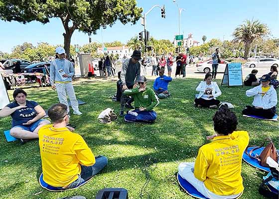 Image for article Californie : L’enseignement du Falun Gong à la foire de la Journée de la Terre de l’UCA à San Diego