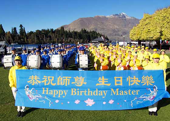 Image for article Queenstown, Nouvelle-Zélande : Les gens font l’éloge du Falun Dafa lors de la célébration de la Journée mondiale du Falun Dafa