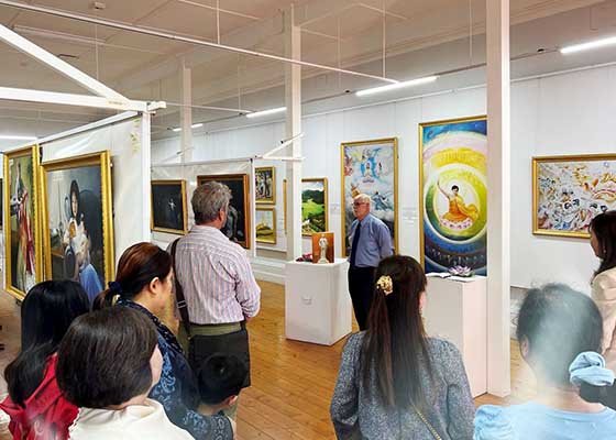 Image for article Adélaïde : Les participants sont émus par les peintures de l’exposition L’Art de Zhen Shan Ren