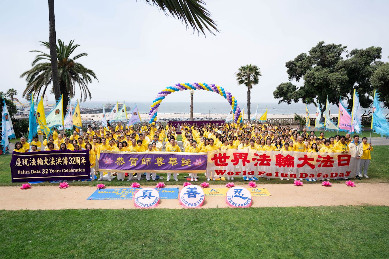 Image for article Los Angeles, États-Unis : Des pratiquants célèbrent la Journée mondiale du Falun Dafa sur la plage de Santa Monica