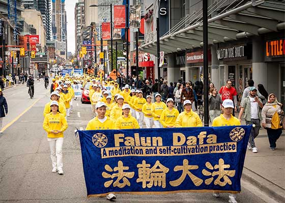 Image for article Toronto, Canada : Les gens font l'éloge du Falun Dafa lors d'un grand défilé pour célébrer la Journée mondiale du Falun Dafa