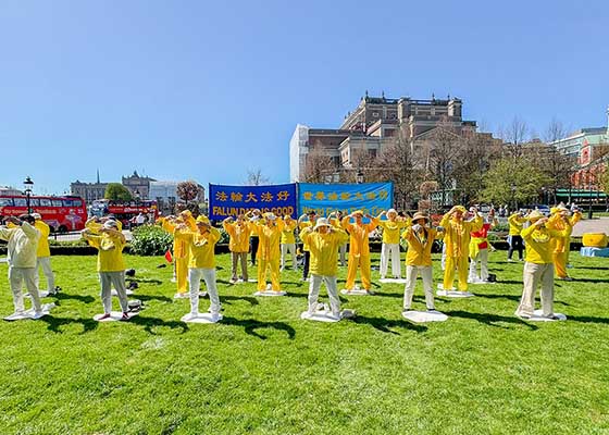 Image for article Suède : Les pratiquants célèbrent la Journée du Falun Dafa et expriment leur gratitude envers le Maître