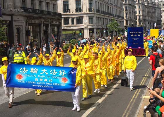 Image for article Londres, Royaume-Uni : Un grand défilé célèbre la Journée mondiale du Falun Dafa