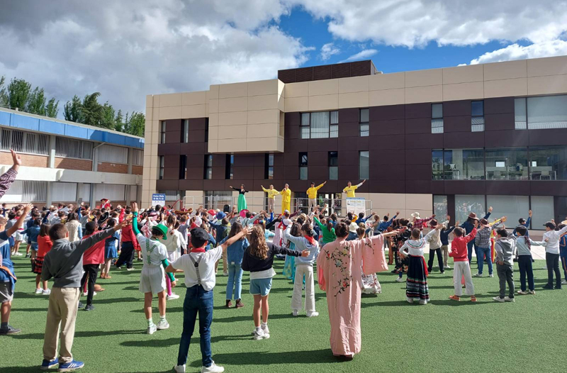 Image for article Espagne : Enseignants, élèves et parents apprennent les exercices de Falun Dafa