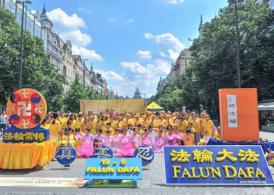 Image for article République tchèque : Célébrer la Journée mondiale du Falun Dafa à Prague