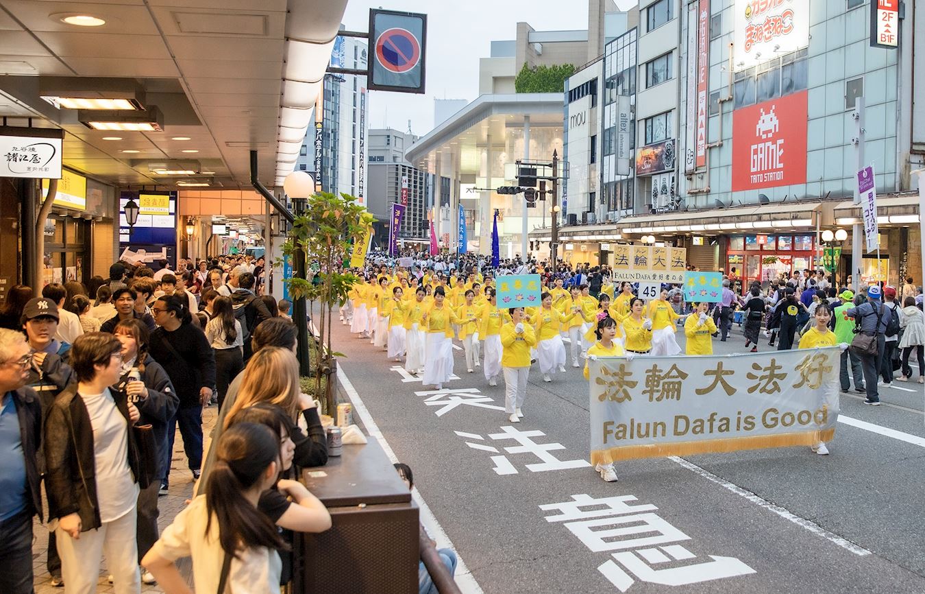 Image for article Japon : Les pratiquants transmettent la beauté du Falun Dafa au festival Hyakumangoku de Kanazawa