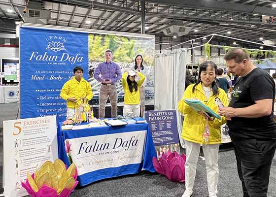 Image for article Adélaïde, Australie : Les gens s’informent sur le Falun Dafa au Salon de la santé