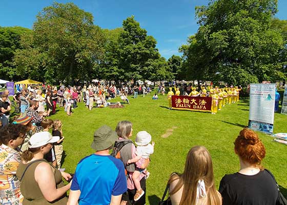 Image for article Écosse : Des personnes apprennent le Falun Dafa au Festival Meadows d’Édimbourg