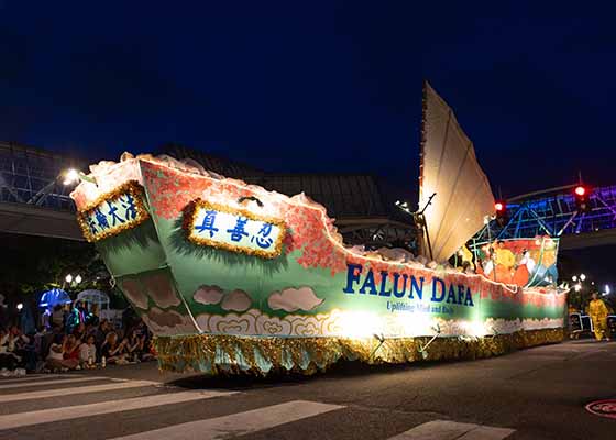 Image for article Oregon, États-Unis : Le char du Falun Dafa récompensé lors de la fête de la Rose de Portland