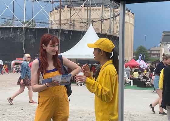 Image for article Finlande : Les gens découvrent le Falun Dafa pendant le Festival du village mondial