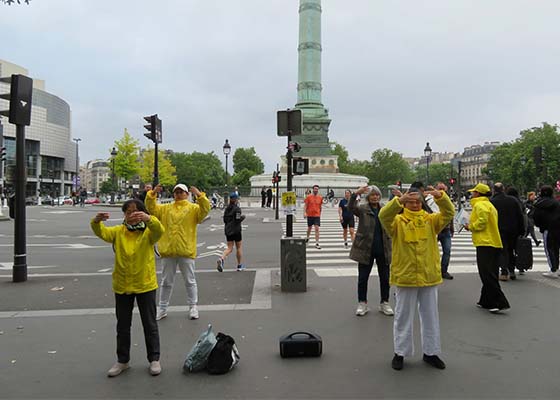 Image for article France : Les Parisiens réagissent aux activités du Falun Dafa sur la place de la Bastille