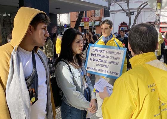 Image for article Argentine : Les pratiquants ont célébré la Journée mondiale du Falun Dafa et présenté la méthode au public