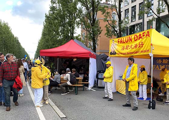 Image for article Munich, Allemagne : Les gens s’informent sur le Falun Dafa lors d’un festival de rue estival