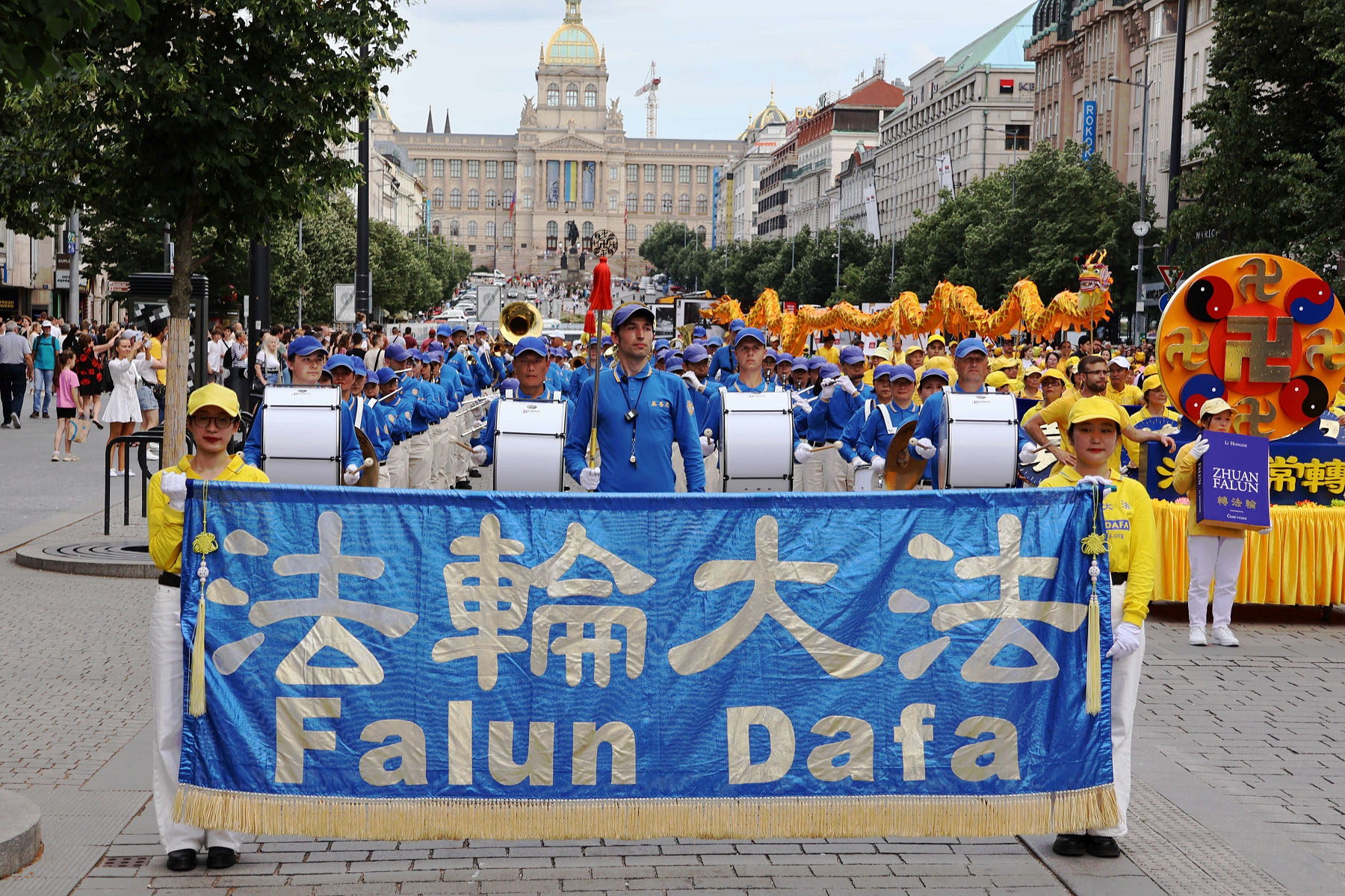 Image for article Le défilé du Falun Dafa à Prague apporte une dimension unique à la capitale historique