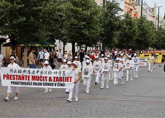 Image for article République tchèque : Rassemblement et défilé à Prague pour présenter le Falun Dafa et sensibiliser les gens à la persécution