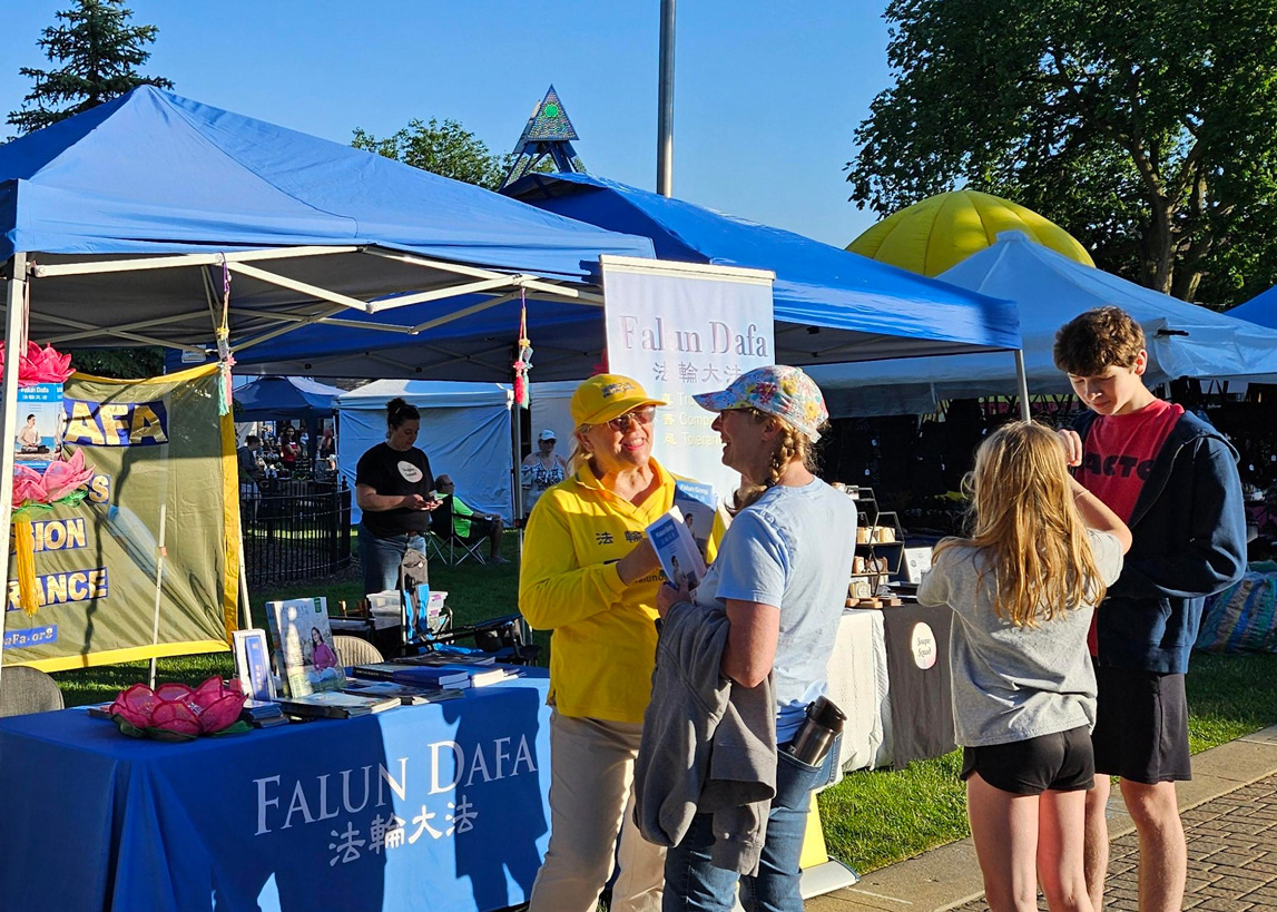 Image for article Les gens s’informent sur le Falun Dafa lors d’un festival en banlieue de Chicago, aux États-Unis