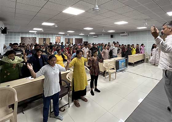 Image for article Surat, Inde : Présentation du Falun Dafa à l’université Veer Narmad South Gujrat