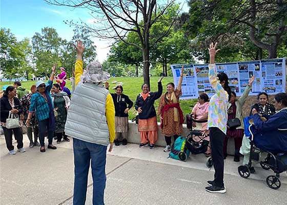 Image for article Toronto, Canada : Lors du Festival des bateaux-dragons, les gens s’informent sur le Falun Dafa