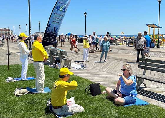 Image for article New Jersey : Les touristes apprennent les exercices de Falun Dafa à Asbury Park