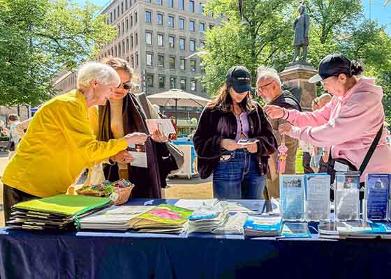 Image for article Finlande : Présentation du Falun Dafa au public lors de la Journée d’Helsinki