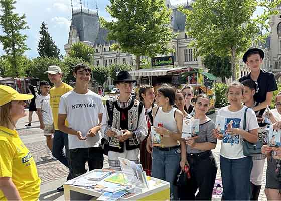 Image for article Roumanie : Les gens soutiennent les efforts des pratiquants de Falun Dafa pour mettre fin à la persécution