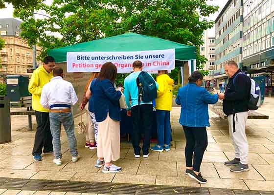 Image for article Allemagne : Les gens soutiennent le Falun Dafa lors d’une activité à Mannheim