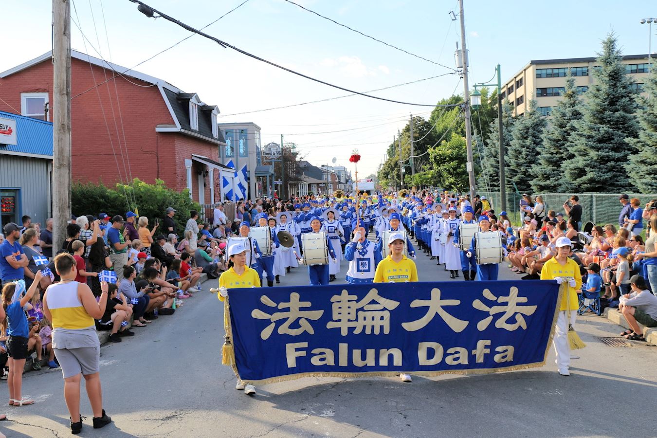 Image for article Canada : Les spectateurs apprécient les prestations du groupe Falun Dafa lors du défilé de la Fête nationale du Québec