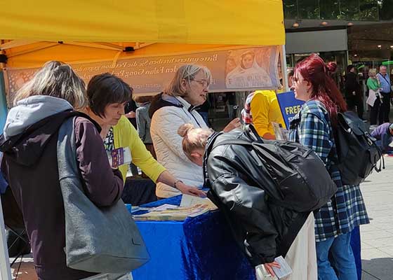 Image for article Hanovre, Allemagne : Des habitants appellent à la fin de la persécution du Falun Dafa perpétrée par le PCC