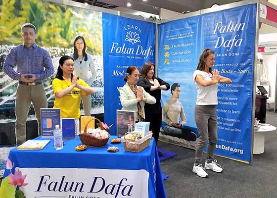 Image for article « Incroyablement merveilleux ! » Des Australiens de l’Ouest apprennent le Falun Gong à l’exposition de Perth