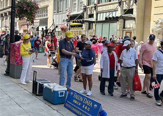 Image for article Un groupe de pratiquants de Falun Dafa propose des exercices lors des célébrations de la fête du Canada