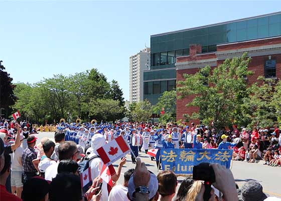 Image for article Mississauga, Canada : Le groupe des pratiquants de Falun Dafa attire l’attention au défilé de la fête du Canada