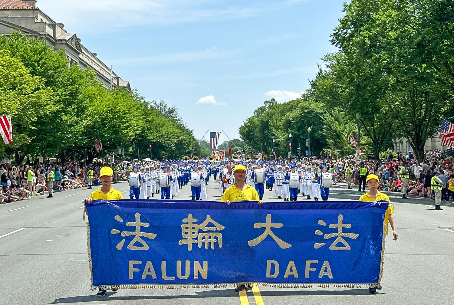 Image for article Les spectateurs admirent le cortège du Falun Dafa lors du défilé du Jour de l’Indépendance à Washington, D.C.