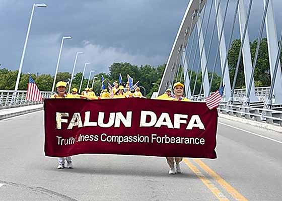 Image for article Ohio, États-Unis : Le Falun Dafa accueilli dans le défilé du Jour de l’Indépendance à Columbus