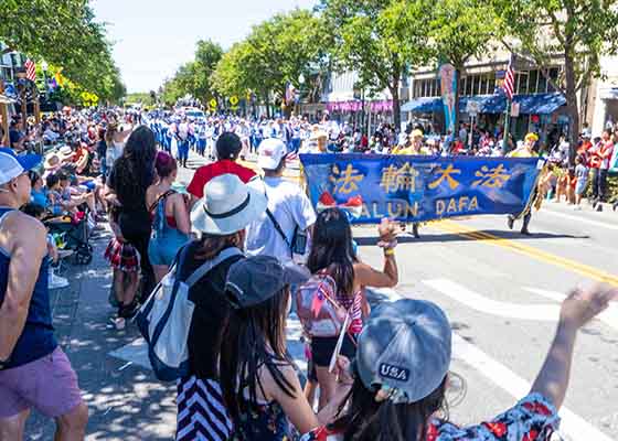 Image for article San Francisco, Californie : Le groupe du Falun Dafa rayonne de gentillesse lors des deux défilés de la fête du 4 juillet